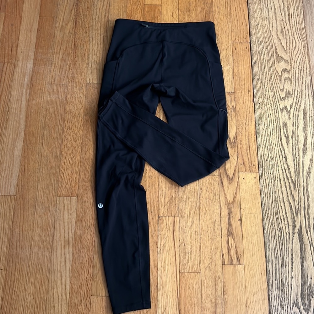 Lulu lemon black like new condition legging. Size 6 classic fit